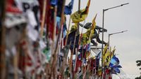 Dipasang Sembarangan, Bendera Parpol Rusak Estetika Kota