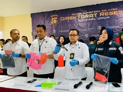 Ditetapkan Tersangka, 2 Gadis Duel Bercelurit di TPU Alami Luka-Saling Lapor