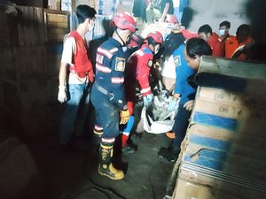 3 Orang Terjebak Saat Kebakaran Toko Material di Cianjur, 2 Ditemukan Tewas 3 Orang Terjebak Saat Kebakaran Toko Material di Cianjur, 2 Ditemukan Tewas