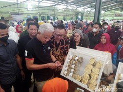 Ganjar Kunjungi Pabrik Tembakau di Kendal, Ikut Belajar Melinting Rokok