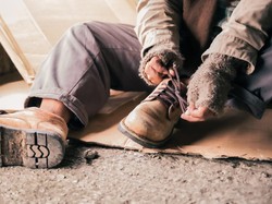 Luka Cinta Buat Pria dengan Gaji Ratusan Juta Ini Jadi Gelandangan