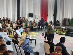 Momen Gibran Bungkukkan Badan Sambut Ganjar-Mahfud di Acara KPK