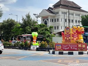 Ornamen Imlek Sudah Mulai Hiasi Solo, Ada Naga-Ikan Koi Ornamen Imlek Sudah Mulai Hiasi Solo, Ada Naga-Ikan Koi