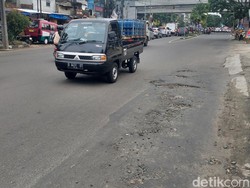 Duh! Aspal Tambalan di Jalan Gatsu Bandung Rusak Lagi