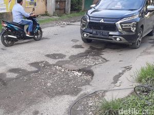 Pak Bobby! Pengendara Minta Jalan Makmur Medan yang Berlubang Diperbaiki