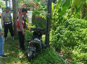 Pemotor Tabrak Tiang Listrik di Jalan Denpasar-Gilimanuk gegara Mengantuk