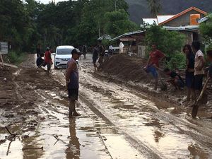 Jalan Raya Bima-Sape Dipenuhi Luapan Lumpur, Arus Lalin Terganggu