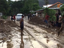 Jalan Raya Bima-Sape Dipenuhi Luapan Lumpur, Arus Lalin Terganggu