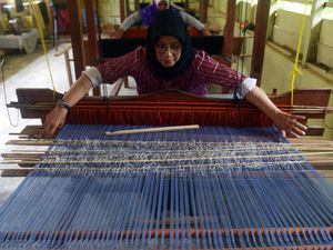 Melihat Pembuatan Songket Aceh yang Tembus Pasar Mancanegara Melihat Pembuatan Songket Aceh yang Tembus Pasar Mancanegara