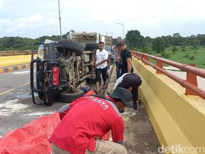 Mobil Bawa Bantuan Korban Banjir Terguling di Jembatan Aurduri 2 Jambi Mobil Bawa Bantuan Korban Banjir Terguling di Jembatan Aurduri 2 Jambi