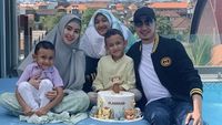 Momen Kartika Putri Bersama Keluarga Saat Makan dan Ngopi di Kafe