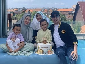 Momen Kartika Putri Bersama Keluarga Saat Makan dan Ngopi di Kafe