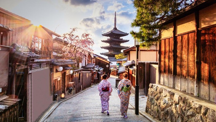 negara jepang Kyoto - Japan - April 9, 2017:Yasaka Pagoda and Sannen Zaka Street, Kyoto, Japan. Tourists wander down the narrow streets of the Higashiyama District neighbourhood in Kyoto, Japan