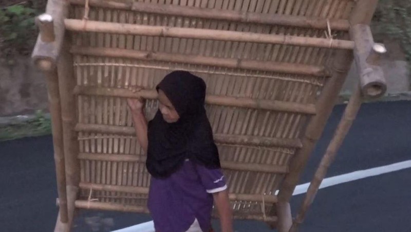 Kisah Nenek Sinar yang Menyambung Hidup dengan Berjualan Bale-bale Bambu