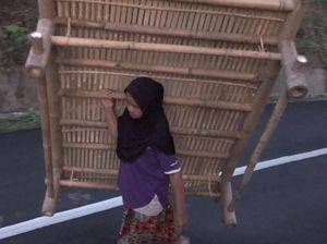 Kisah Nenek Sinar yang Menyambung Hidup dengan Berjualan Bale-bale Bambu