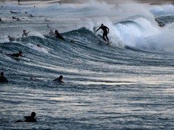 25 Turis Terseret Ombak Diselamatkan Rombongan Atlet Ironman