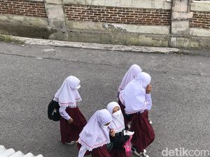 38 Sekolah Sekitar Gunung Marapi Masih Belajar Tatap Muka di Tengah Erupsi