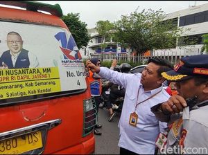 Bawaslu Semarang Copoti Stiker Caleg di Angkot Bawaslu Semarang Copoti Stiker Caleg di Angkot