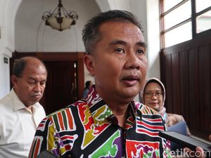 Respons Bey Machmudin Usai Disinggung di Film Dirty Vote Respons Bey Machmudin Usai Disinggung di Film Dirty Vote