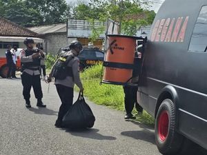 Pencari Barang Bekas di Bangka Tengah Temukan Benda Diduga Bom Pencari Barang Bekas di Bangka Tengah Temukan Benda Diduga Bom