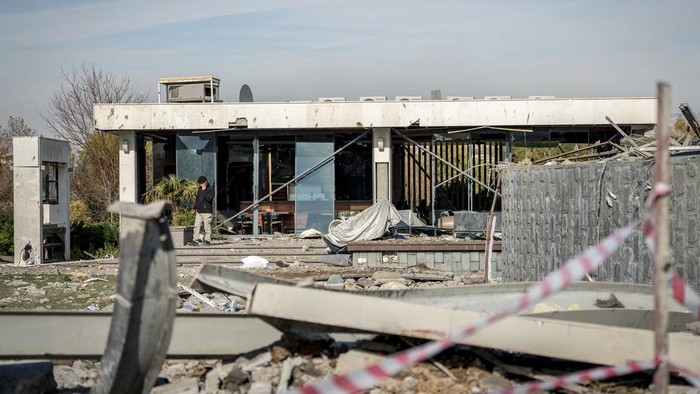Potret Kehancuran Markas Mata-mata Israel di Irak Usai Diserang Iran A man stands in front of the house of Peshraw Dizayi that was hit in Iranian missile strikes in Irbil, Iraq, Tuesday, Jan. 16, 2024. Dizayi, a prominent local businessman, was killed in one of the Irbil strikes along with members of his family. (AP Photo/Julia Zimmermann/Metrography)