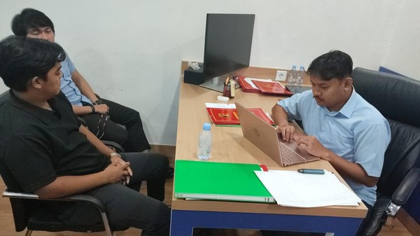 PPria ancam tembak Anies Baswedan (berbaju hitam) saat diperiksa di Polda Kaltim. PPria ancam tembak Anies Baswedan (berbaju hitam) saat diperiksa di Polda Kaltim.