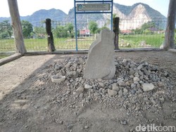 Menilik Prasasti Huludayeuh Peninggalan Kerajaan Pajajaran di Cirebon