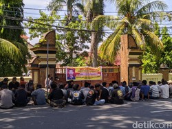 Warga Desa Segala Anyar Geruduk Polda NTB, Tuntut Pelaku Penusukan Ditangkap