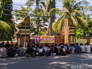 Warga Desa Segala Anyar Geruduk Polda NTB, Tuntut Pelaku Penusukan Ditangkap Warga Desa Segala Anyar Geruduk Polda NTB, Tuntut Pelaku Penusukan Ditangkap