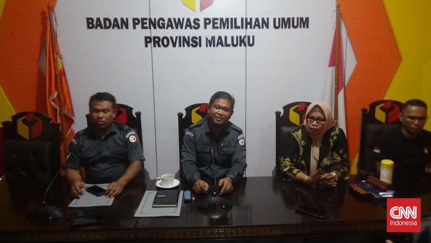 Badan Pengawasan Pemilu (Bawaslu) Maluku memutuskan syarat formil dan materil terpenuhi dalam rapat pleno pelanggaran Gibran bertemu puluhan kades di Ambon, Maluku. (CNN Indonesia/Said)