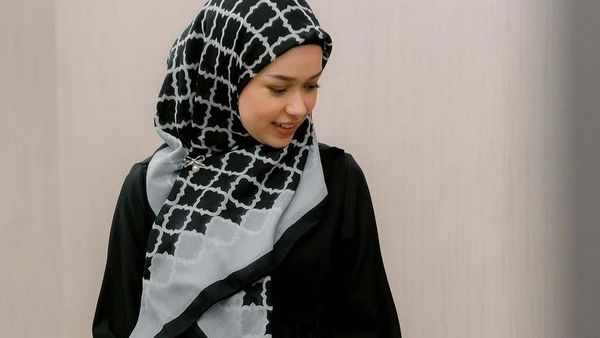 5 Gaya Rebecca Klopper Pakai Hijab Saat Ikut Kajian, Pangling Bikin Adem