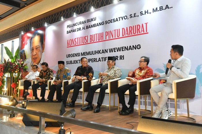 Rilis Buku Ke-32, Bamsoet Tegaskan Pentingnya Hargai Keputusan MK