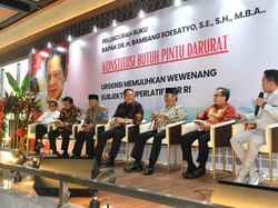 Rilis Buku Ke-32, Bamsoet Tegaskan Pentingnya Hargai Keputusan MK