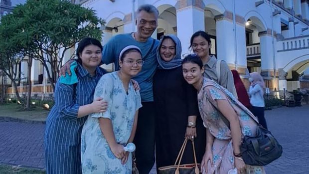 Legenda tenis meja Indonesia Rossy Pratiwi Dipoyanti bersama keluarga. (Dok. Rossy Pratiwi)