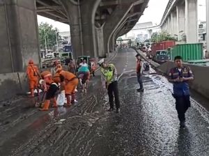 Petugas Cuci Jalan Layang Priok Jakut yang Terkena Tumpahan Semen Petugas Cuci Jalan Layang Priok Jakut yang Terkena Tumpahan Semen