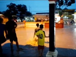 Simpang 4 Jetis Mojokerto Banjir Hingga Meluber Rendam Permukiman Warga
