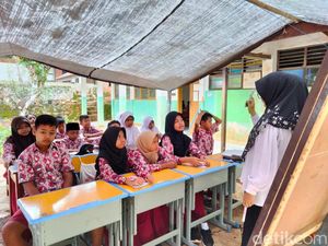 Bangunan Rusak Imbas Gempa, Siswa SD di Sumedang Belajar di Tenda Terpal Bangunan Rusak Imbas Gempa, Siswa SD di Sumedang Belajar di Tenda Terpal