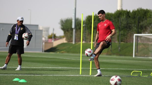 Shayne Pattynama latihan Timnas Indonesia di Piala Asia, Selasa (16/1). Dok PSSI