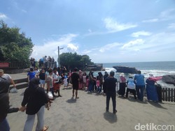 Kunjungan Turis ke Tanah Lot Masih Normal meski Harga Tiket Naik