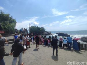Kunjungan Turis ke Tanah Lot Masih Normal meski Harga Tiket Naik Kunjungan Turis ke Tanah Lot Masih Normal meski Harga Tiket Naik