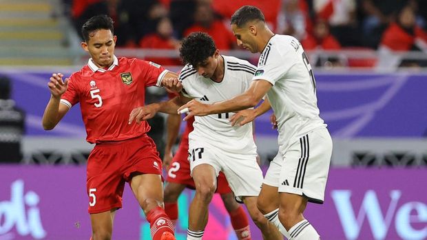 Timnas Indonesia vs Irak Soccer Football - AFC Asian Cup - Group D - Indonesia v Iraq - Ahmad bin Ali Stadium, Al Rayyan, Qatar - January 15, 2024 Iraq's Ali Jasim and Ali Adnan Kadhim in action with Indonesia's Rizky Ridho REUTERS/Ibraheem Al Omari