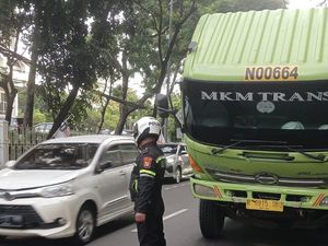 Mogok di Lapangan Banteng Jakpus, Truk Gangguan Mesin Diderek Petugas