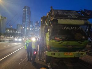 Truk Mogok di Tol Dalam Kota Arah Cawang