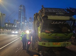 Truk Mogok di Tol Dalam Kota Arah Cawang