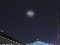 Pramugari Rekam Benda Aneh Berwarna Pink, Dicurigai UFO