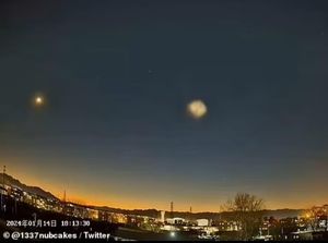 Heboh Penampakan Diduga UFO di Langit China, Ada 3 Cahaya Heboh Penampakan Diduga UFO di Langit China, Ada 3 Cahaya