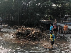 Banjir Sisakan Sampah Kayu-Bambu Numpuk Dekat Umbul Sungsang Pengging