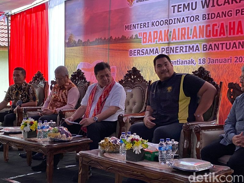 Airlangga Hartarto saksikan penyaluran bansos dan BLT di Kubu Raya, Kalbar, 18 Januari 2024. (Tina Susila/detikcom)