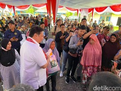 Laksanakan Arahan Jokowi, Airlangga Salurkan Bansos dan BLT di Kalbar