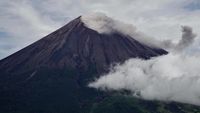 Terkini! Gunung Semeru Alami 12 Kali Gempa Letusan dan Erupsi